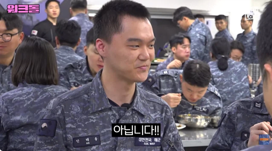 전역일을 세고 있는 이병을 보는 걸그룹._11.webp
