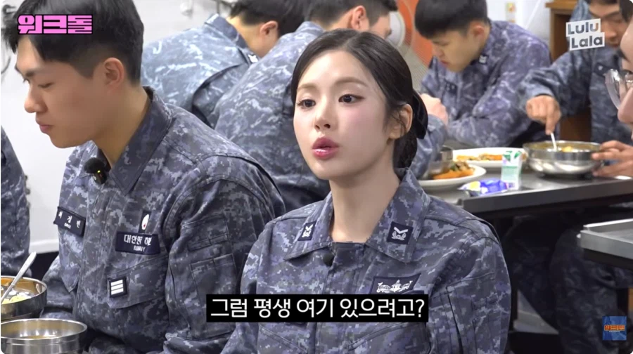 전역일을 세고 있는 이병을 보는 걸그룹._12.webp