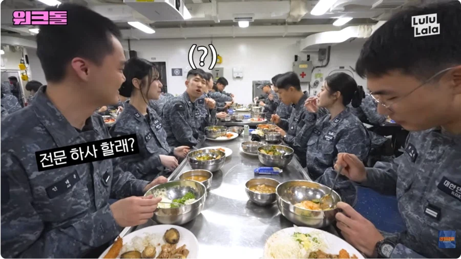 전역일을 세고 있는 이병을 보는 걸그룹._14.webp