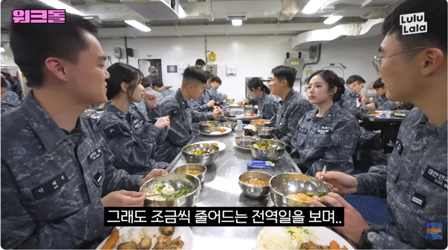 전역일을 세고 있는 이병을 보는 걸그룹._9.webp