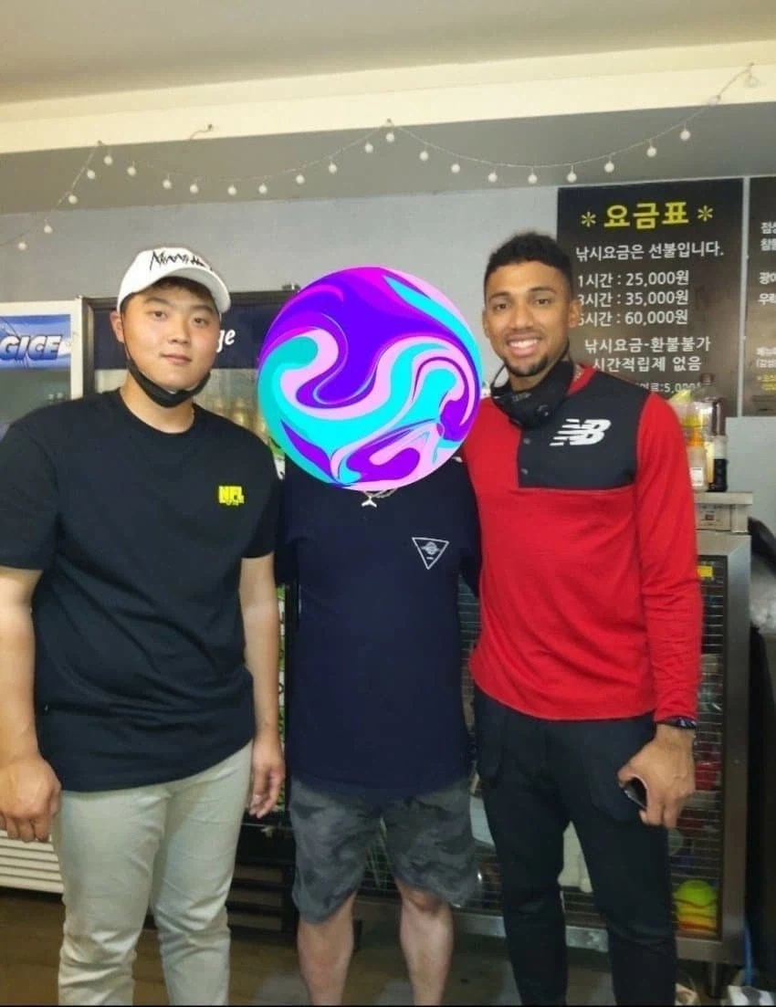 롯데 야구 선수의 은밀한 한밤중의 사생활.jpg_2.webp