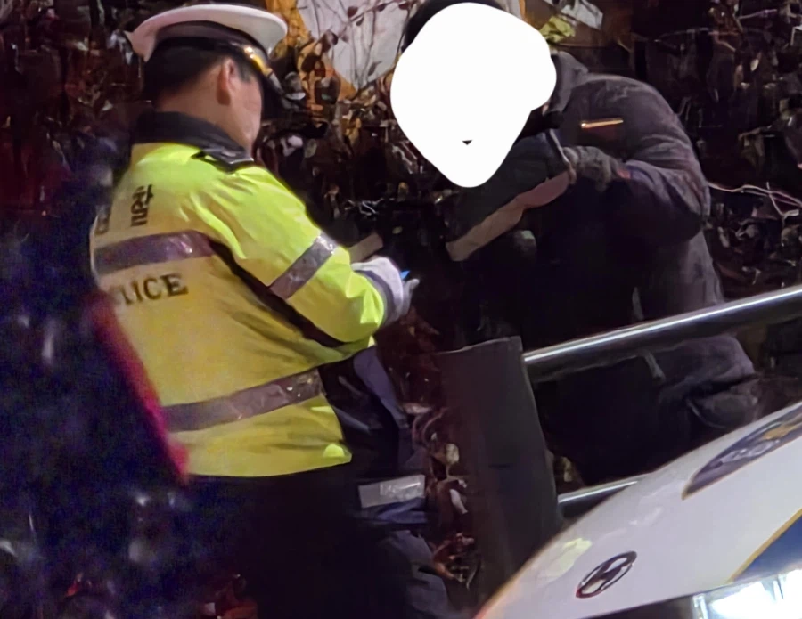 음주단속중에 딴짓하는 경찰아조씨 봤음_1.webp