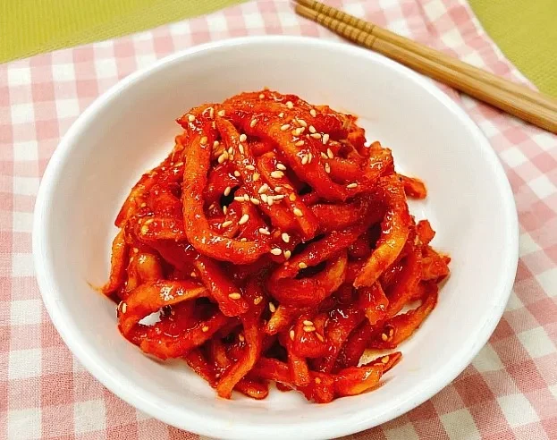 당신은 감옥에 갇혀 간수들이 주는 반찬으로만 밥을 먹어야합니다_1.webp