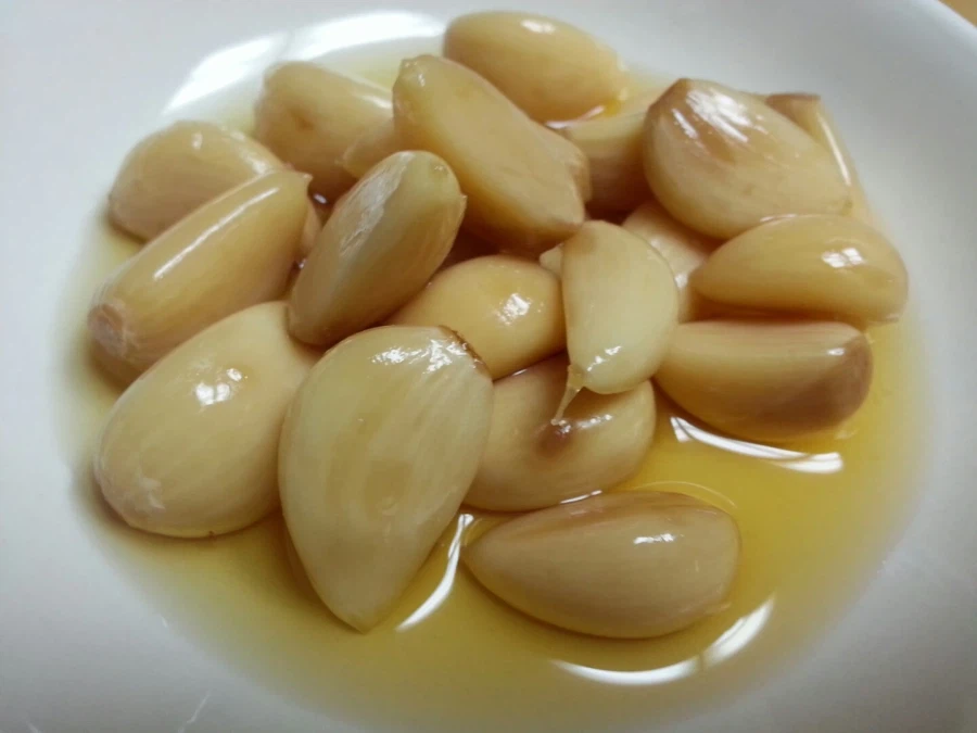 당신은 감옥에 갇혀 간수들이 주는 반찬으로만 밥을 먹어야합니다_2.webp