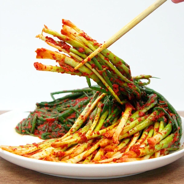 당신은 감옥에 갇혀 간수들이 주는 반찬으로만 밥을 먹어야합니다_3.webp