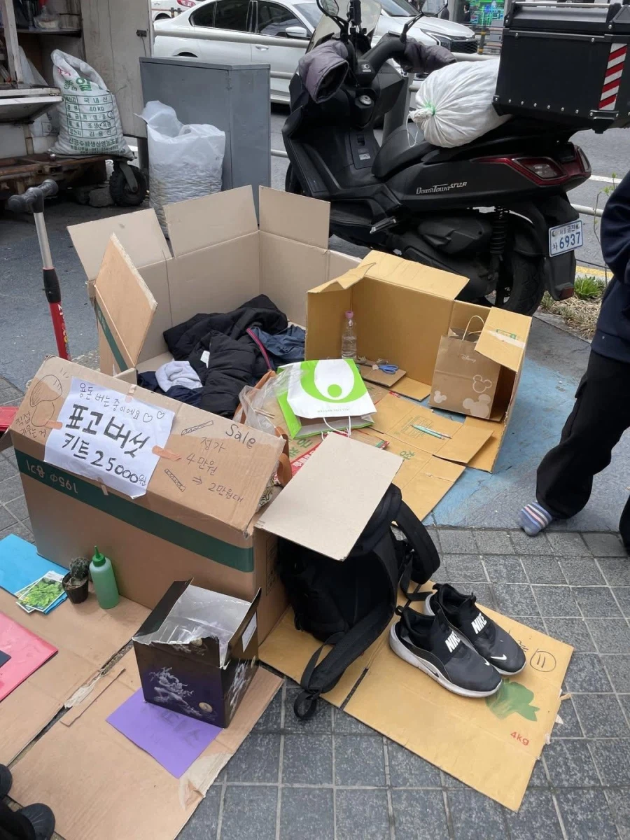 길거리에서 표고버섯 키트 판매하는 아이들_4.webp