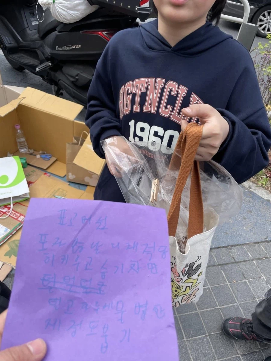 길거리에서 표고버섯 키트 판매하는 아이들_5.webp