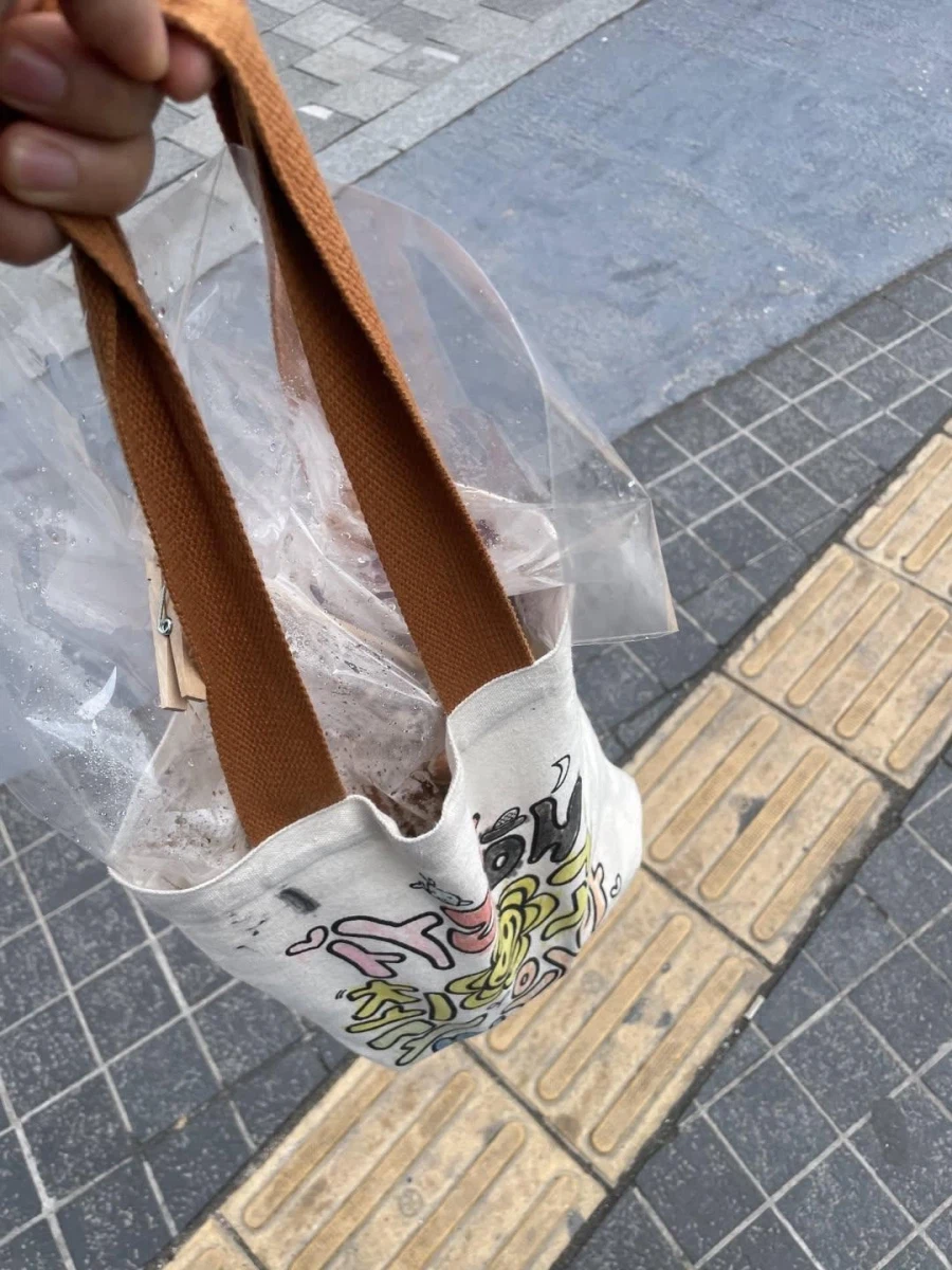 길거리에서 표고버섯 키트 판매하는 아이들_6.webp