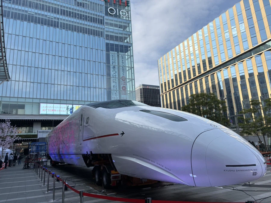지금 일본 하카타역에서 전시중인 신칸센_1.webp