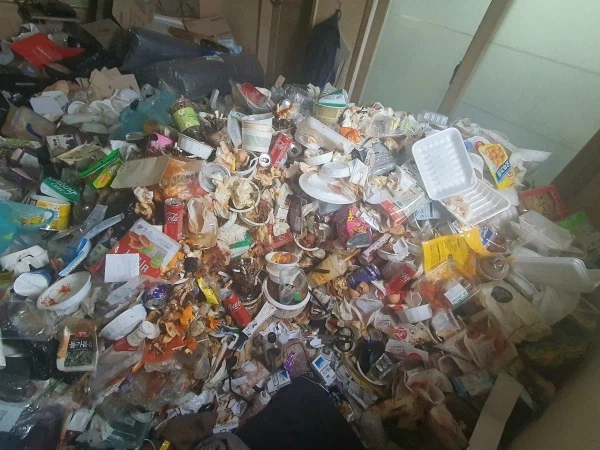 일반 쓰레기집과 저장강박의 차이_1.webp