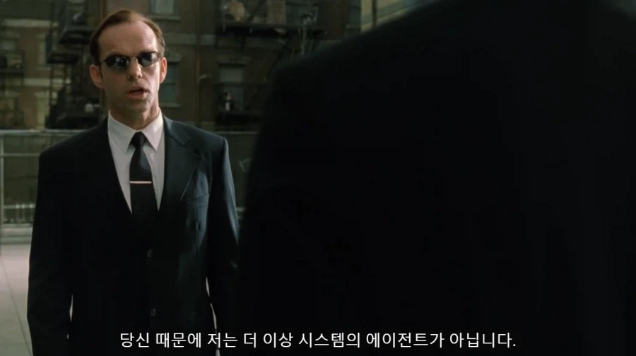 네오와 담소를 나누는 스미스 요원_1.webp