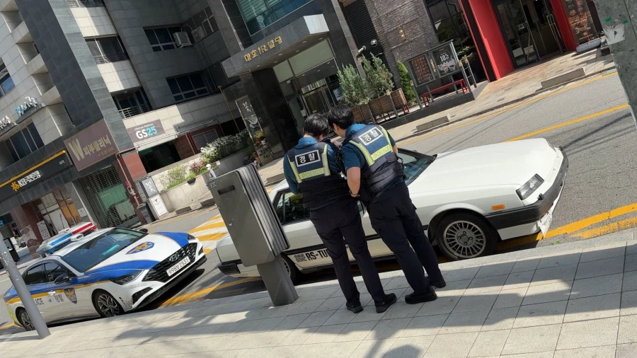 한국/일본 경찰 : ....이거 뭐지?_3.webp