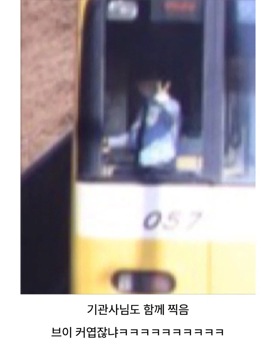 벚꽃과 기차사진_4.webp