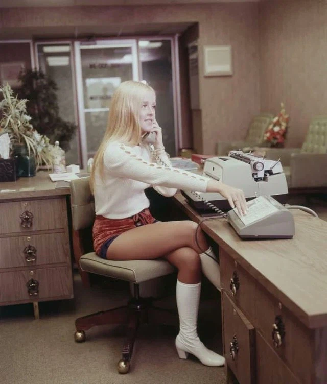 당시 최신 옷차림과 사무기기 (1971년)_1.webp