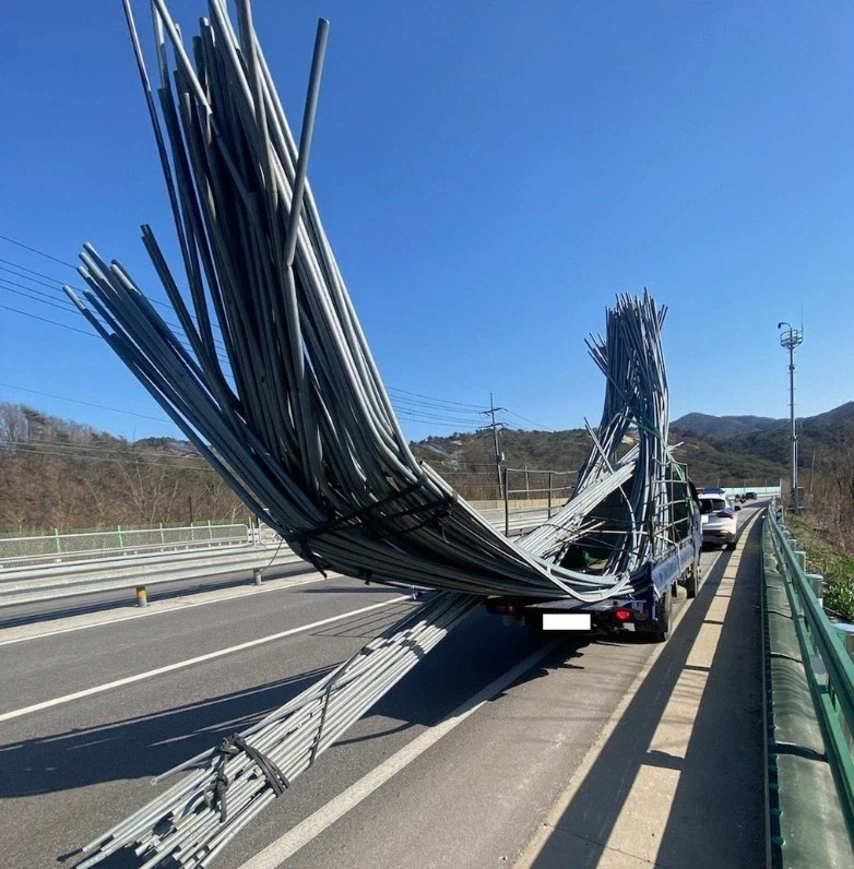 도로에서 현대예술 하는 사람들_1.webp