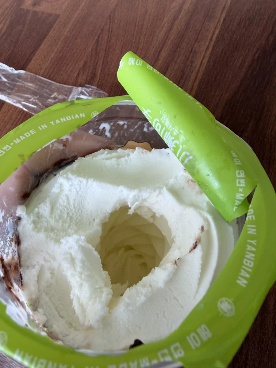 아이스크림을 샀는데 속이 비어있네_1.webp