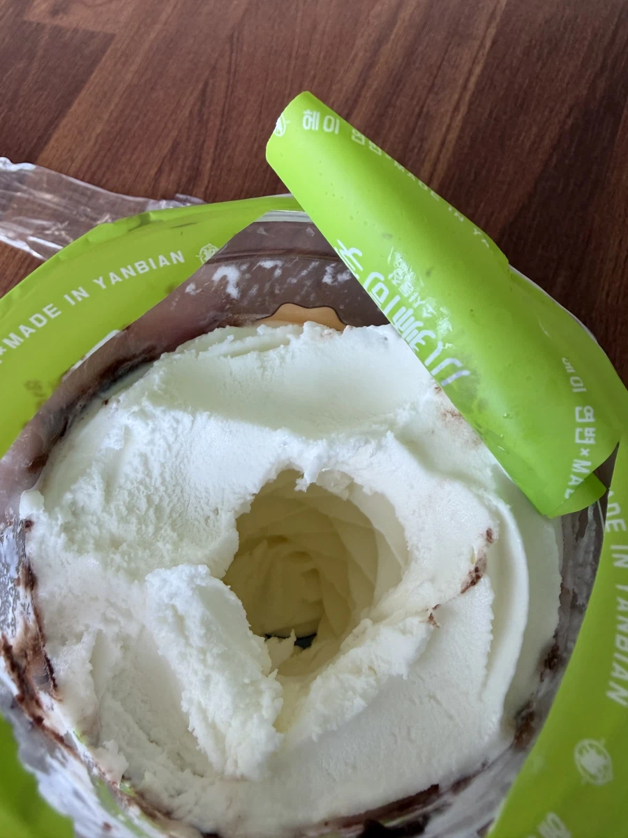 아이스크림을 샀는데 속이 비어있네_2.webp