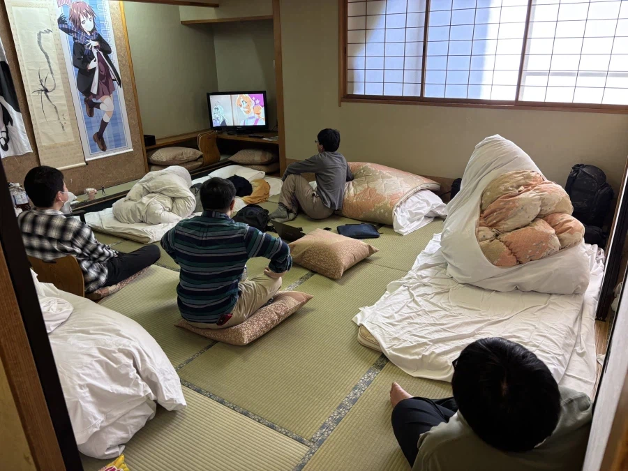 프리큐어를 시청하는 성인 남성의 자세_1.webp