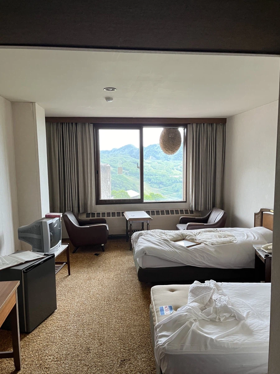 어떤 폐건물의 뭔가 이상한 방_1.webp