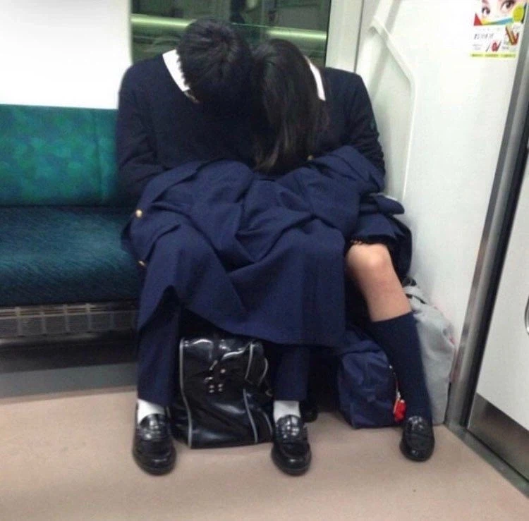 고개숙이고 있는 일본 고딩커플_1.webp