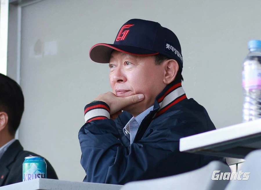 유독 원정경기에 자주 보이는 야구 모기업 회장님.jpg_1.webp