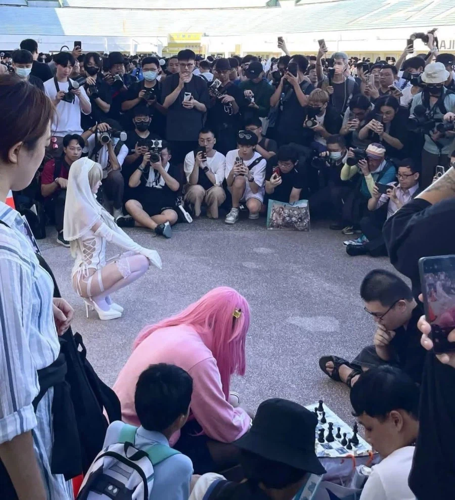 코스프레 촬영 극과 극_1.webp