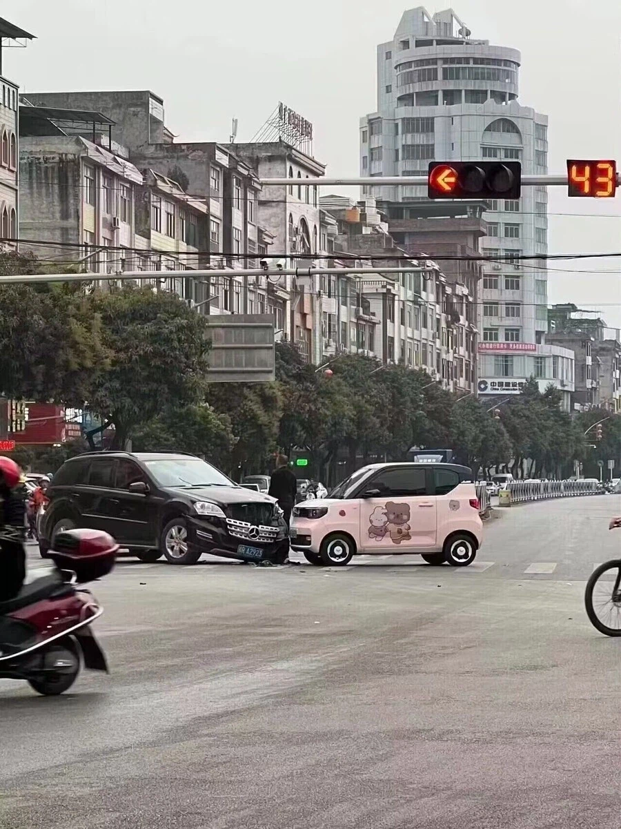 지뢰계 멘헤라 vs 운동남.jpg_1.webp