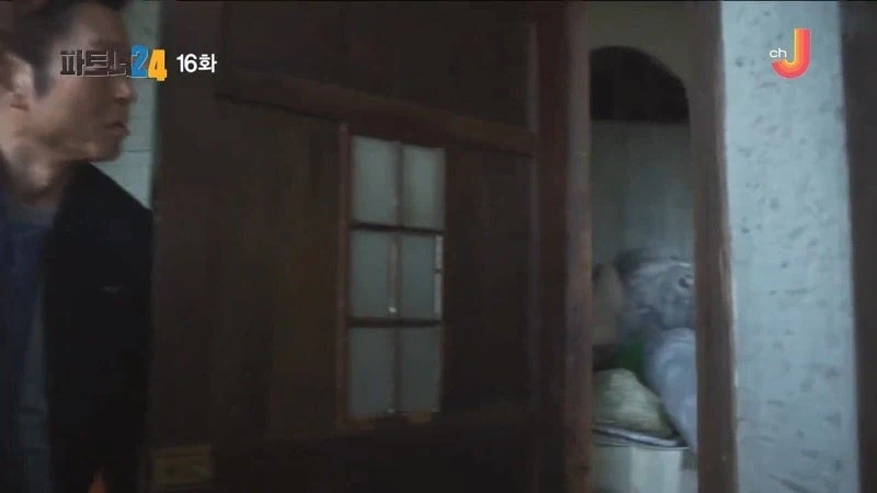 사람이 죽었는데 마을 사람들이 좋아함_16.webp