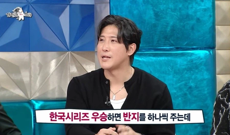 유희관 앞에서 야구 우승반지 자랑하는 황재균_1.webp