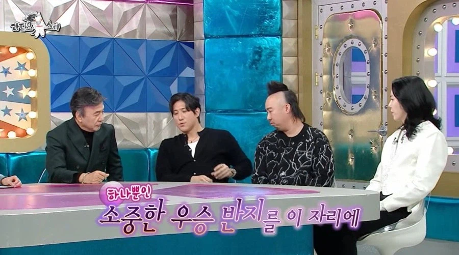 유희관 앞에서 야구 우승반지 자랑하는 황재균_2.webp