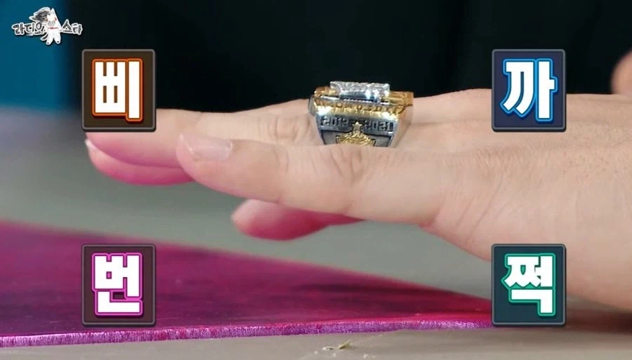 유희관 앞에서 야구 우승반지 자랑하는 황재균_3.webp