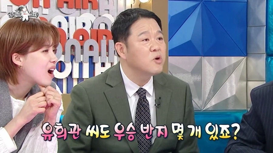 유희관 앞에서 야구 우승반지 자랑하는 황재균_4.webp