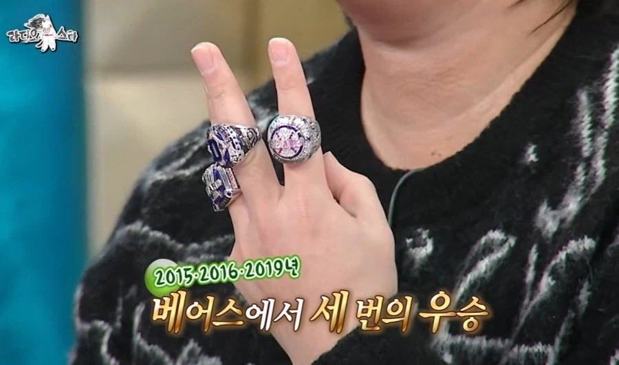 유희관 앞에서 야구 우승반지 자랑하는 황재균_6.webp