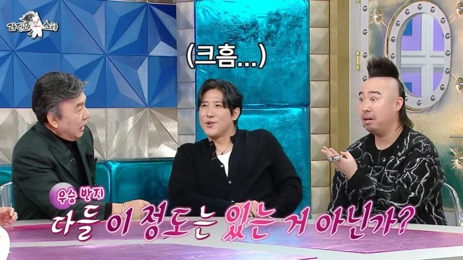 유희관 앞에서 야구 우승반지 자랑하는 황재균_7.webp