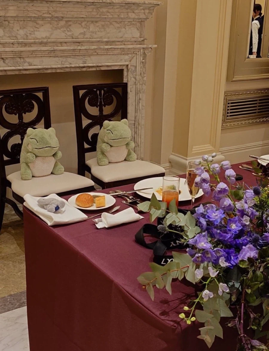 결혼식에서 옷갈아입으러간 신랑신부_2.webp