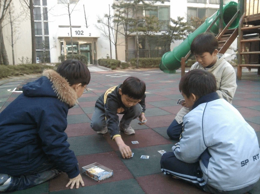 추억의 딱지치기 하는 초딩들_1.webp