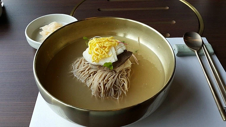 고기집 가면 필수템_1.webp