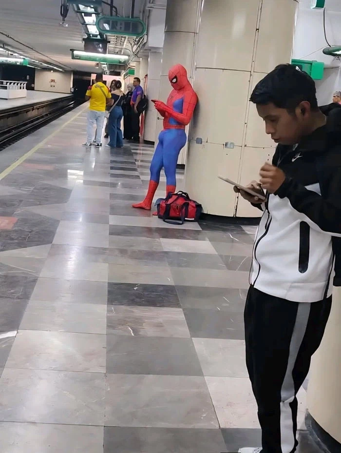 발레 팬츠 안입고 스파이더맨 슈트만 입으면 벌어지는 일_1.webp