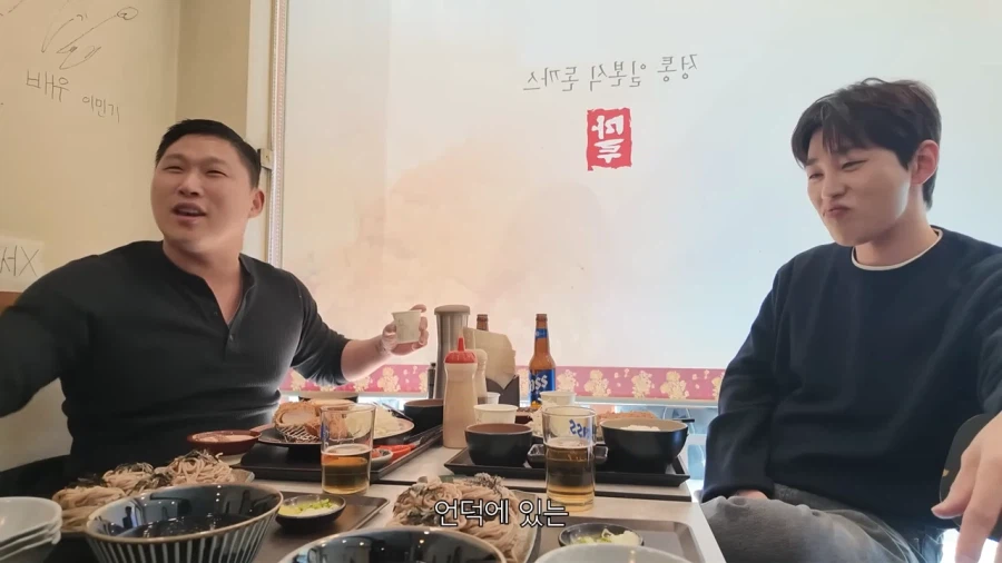 횟집 싯가를 보는 딘딘과 스윙스의 차이_2.webp