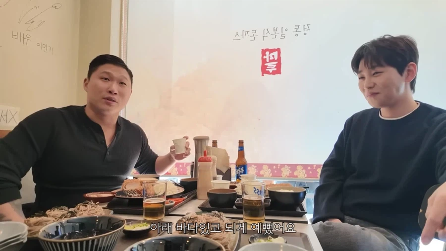 횟집 싯가를 보는 딘딘과 스윙스의 차이_4.webp
