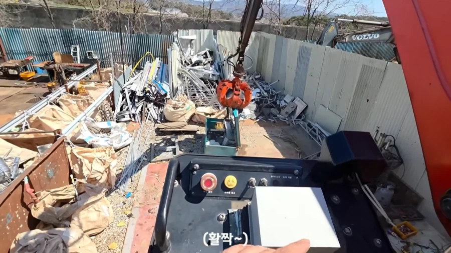 ???: 폐 자판기를 가지고왔다.. 이제 분해를 해서 팔아야지^^_2.webp