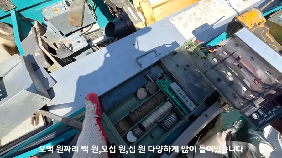 ???: 폐 자판기를 가지고왔다.. 이제 분해를 해서 팔아야지^^_5.webp