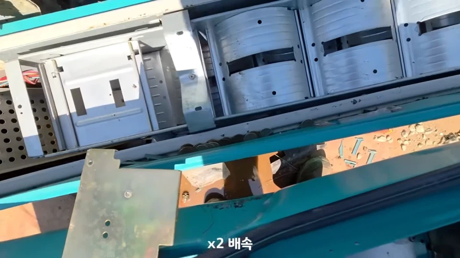 ???: 폐 자판기를 가지고왔다.. 이제 분해를 해서 팔아야지^^_6.webp