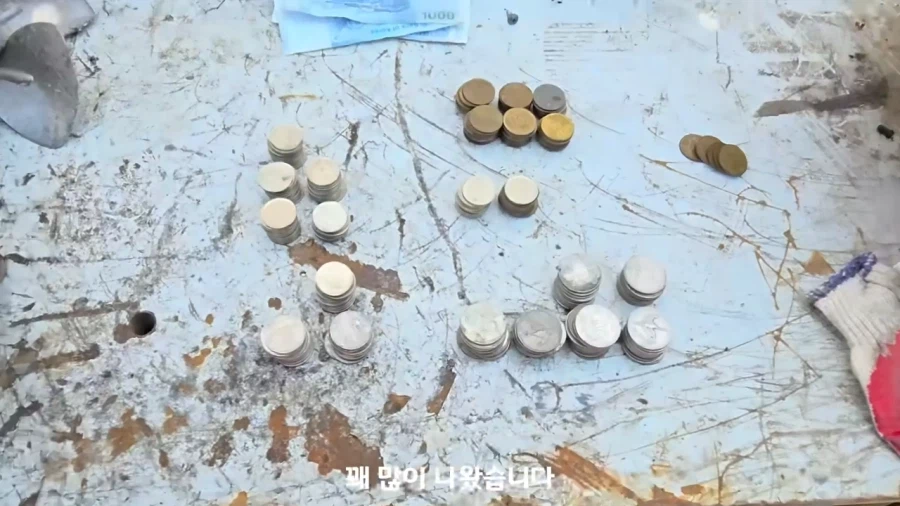 ???: 폐 자판기를 가지고왔다.. 이제 분해를 해서 팔아야지^^_7.webp