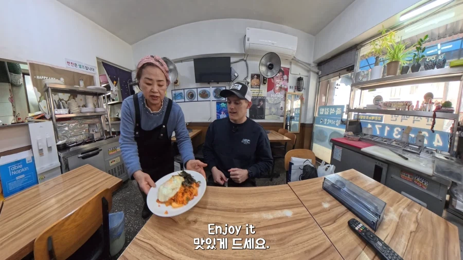 4달라 김치볶음밥을 먹고 만족해하는 영국인.JPG_5.webp