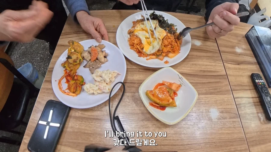 4달라 김치볶음밥을 먹고 만족해하는 영국인.JPG_7.webp