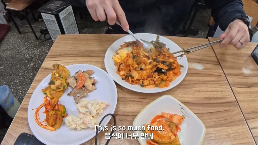 4달라 김치볶음밥을 먹고 만족해하는 영국인.JPG_8.webp
