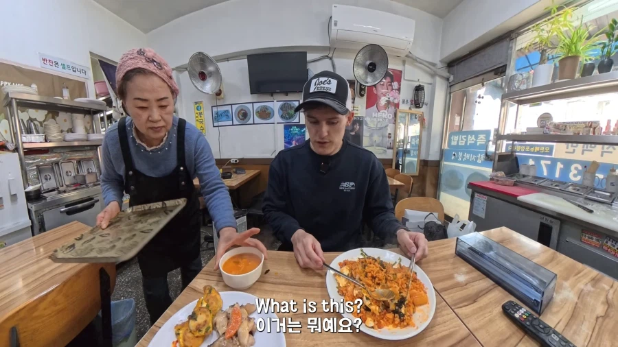 4달라 김치볶음밥을 먹고 만족해하는 영국인.JPG_11.webp