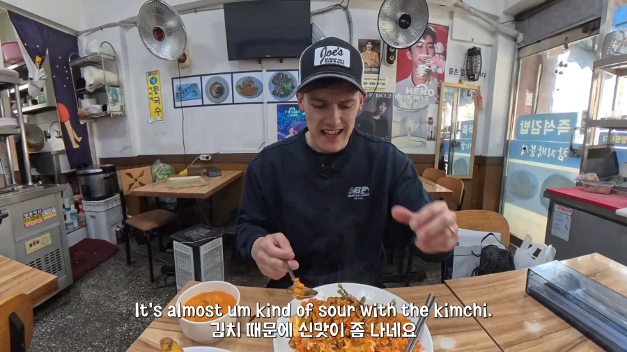 4달라 김치볶음밥을 먹고 만족해하는 영국인.JPG_14.webp