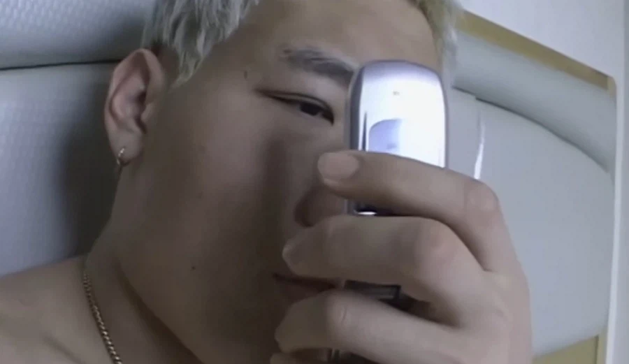 최홍만은 왜 아이스크림을 귀에..?_2.webp